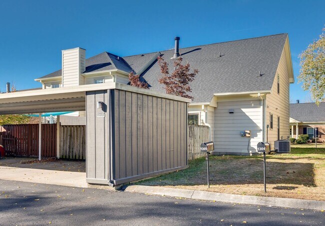 Building Photo - Awesome 4BR/3BA end-unit townhouse in the desirable River Plantation neighborhood!