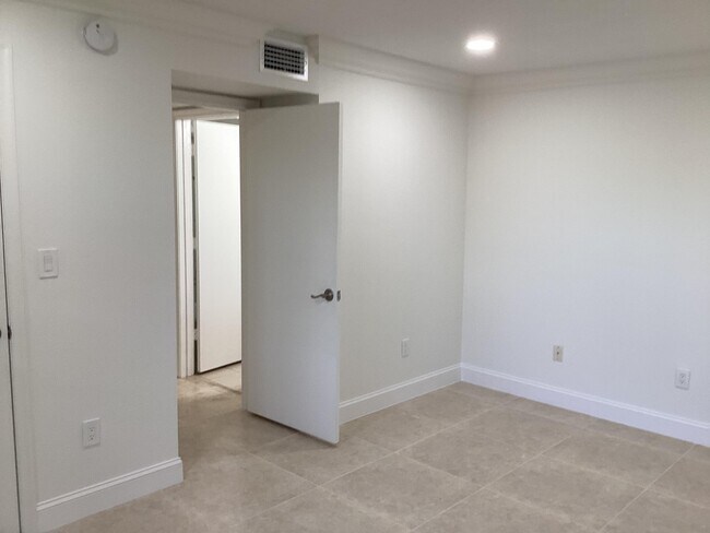 Building Photo - 1385 Crystal Way