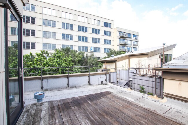 Building Photo - 945 N Kingsbury St