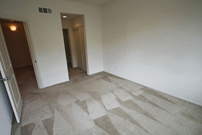 Building Photo - 2 Bedroom/2.5 Bath Townhouse