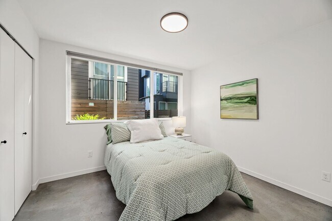 Building Photo - Delridge Townhome