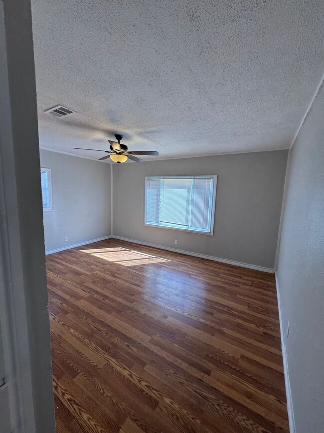 Building Photo - Just off 50th and I-27/ Newly Renovated-MOVE IN SPECIAL!!