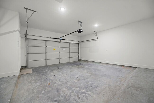 Building Photo - 870 W Little York Rd