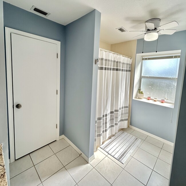 Guest bathroom/laundry - 1582 Trafalgar Ln