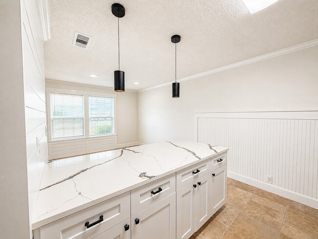 Building Photo - 7 Carol Ct