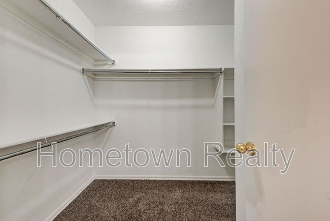Building Photo - 720 E Elder Ln