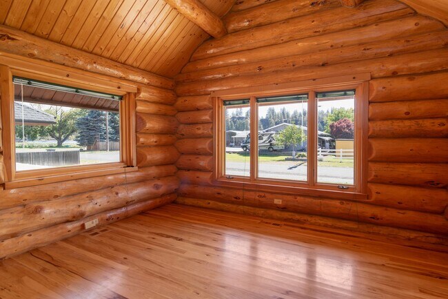 Building Photo - Luxury secondary Lake Property offering 3 beds 2.5 baths and bonus space