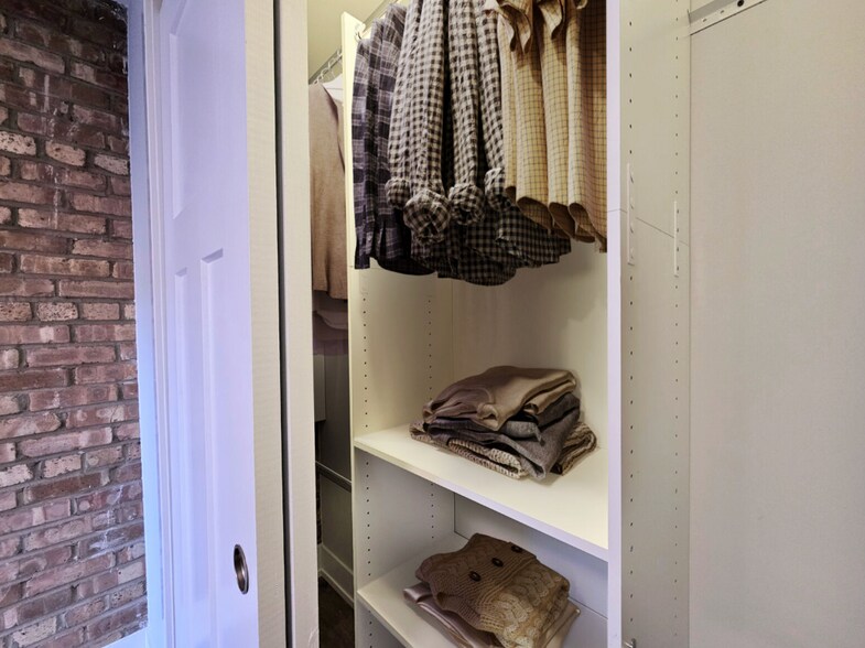 Building Photo - 1223 N La Salle Dr