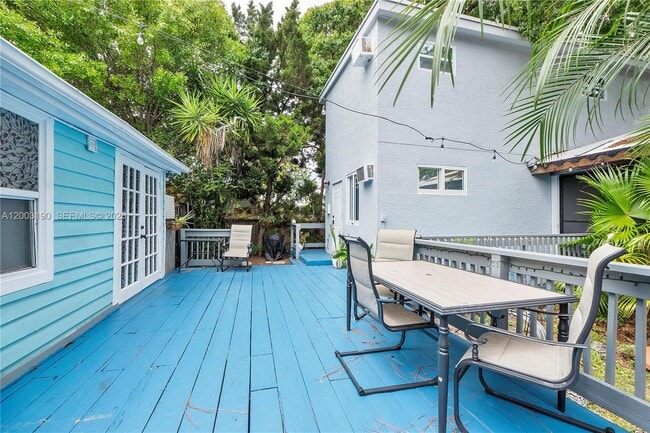 Building Photo - 901 NE 38th St