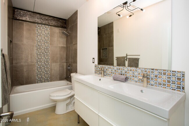 Building Photo - 353 E Thomas Rd