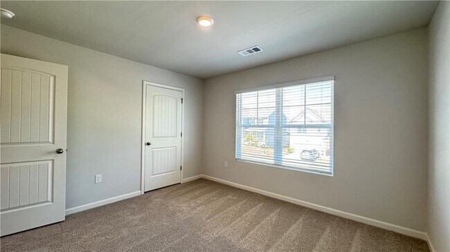 Building Photo - 569 King Vlg