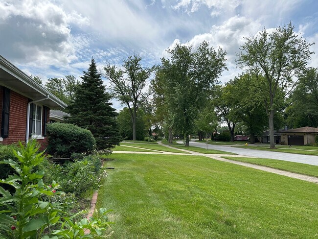 Building Photo - 843 Verne Ln