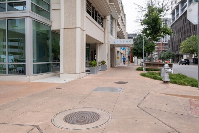 Building Photo - Luxurious 2 Bedroom, 2 Bath High Rise in Downtown Austin