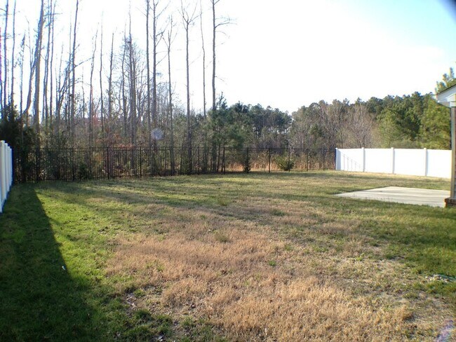 Building Photo - Spacious 4-bedroom, 3-bathroom home in Che...