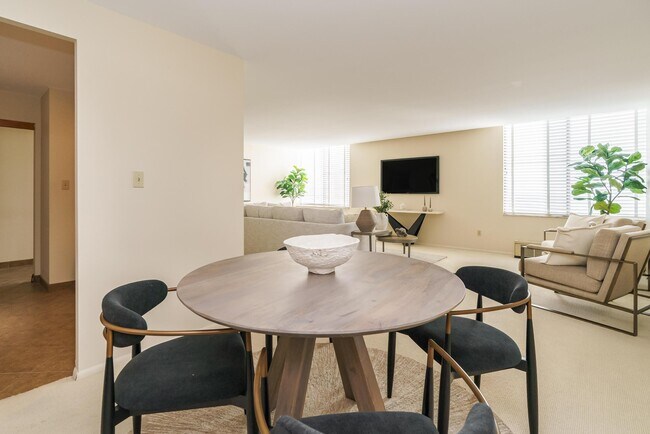 Building Photo - 1000 Urlin Ave