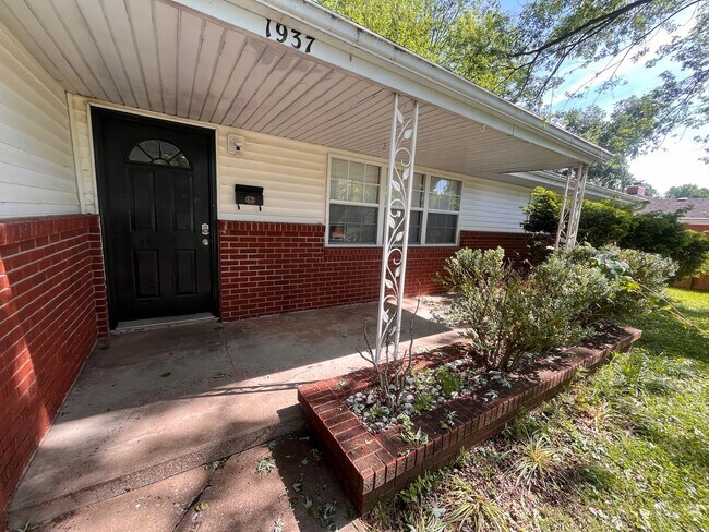Building Photo - Brentwood 3 bedroom & 2 bathroom home, Huge Fenced Yard