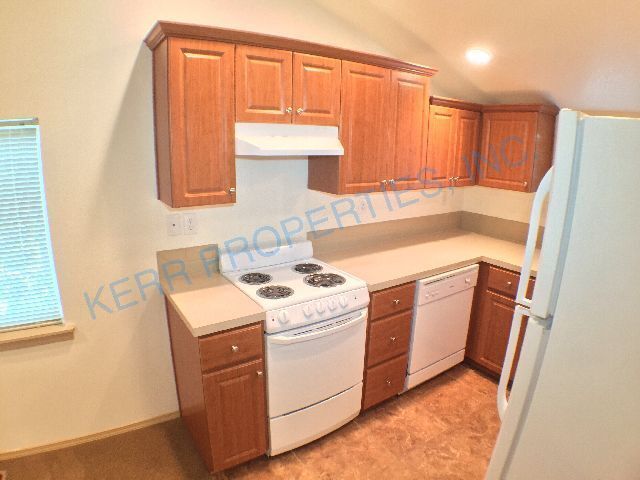 Building Photo - FREE RENT! Charming 3-Bed Home with 1.5 Ba...