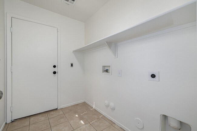 Building Photo - Newly updated townhouse with 2 car garage!