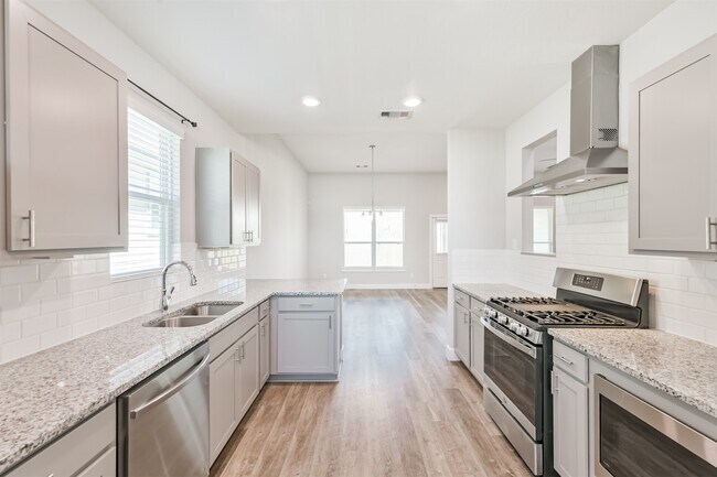 Building Photo - 13083 Clear View Dr