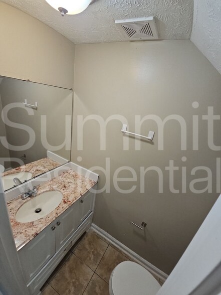 Building Photo - 5950 Stonewall Dr