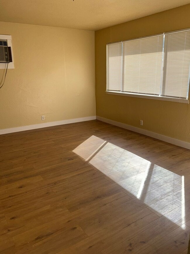 Building Photo - Cute 2 Bedroom