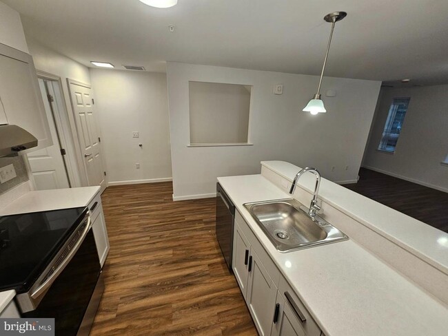 Building Photo - 200 Hamilton Ave