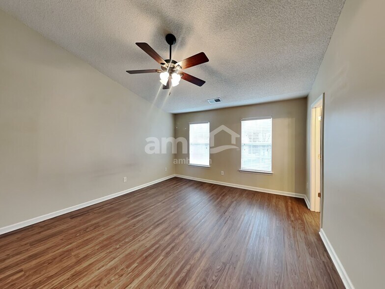 Building Photo - 15464 Stone Hollow Dr