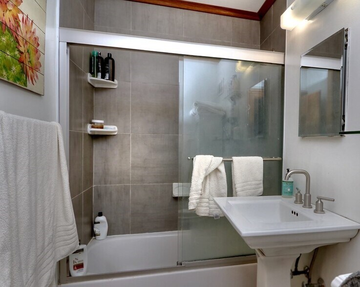 Building Photo - 1716 Cambridge St