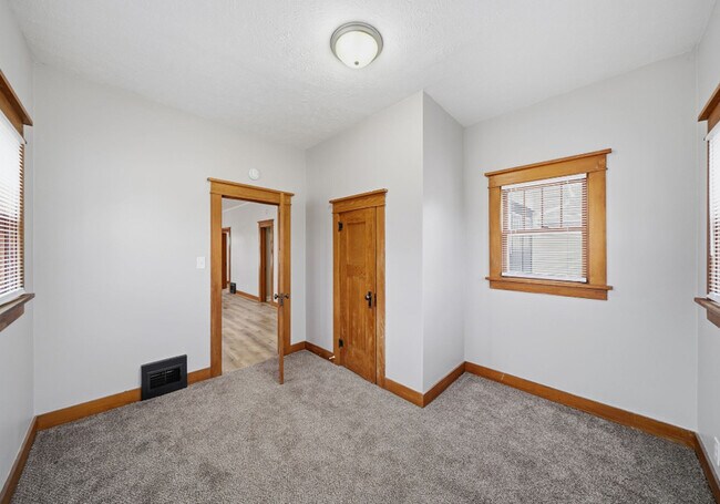 Building Photo - 6928 Ballard Ave