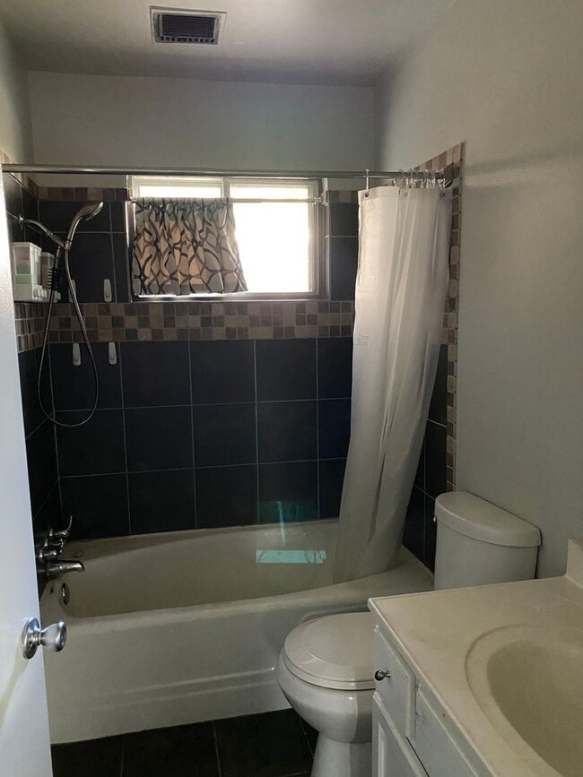 Building Photo - This is a 3 bedroom 1.5 bathroom home with...