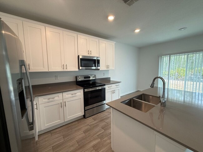 Building Photo - Beautiful 3 bedroom 2 bathroom home