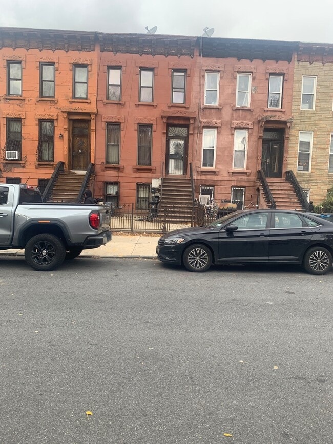 Building Photo - 463 Van Buren St