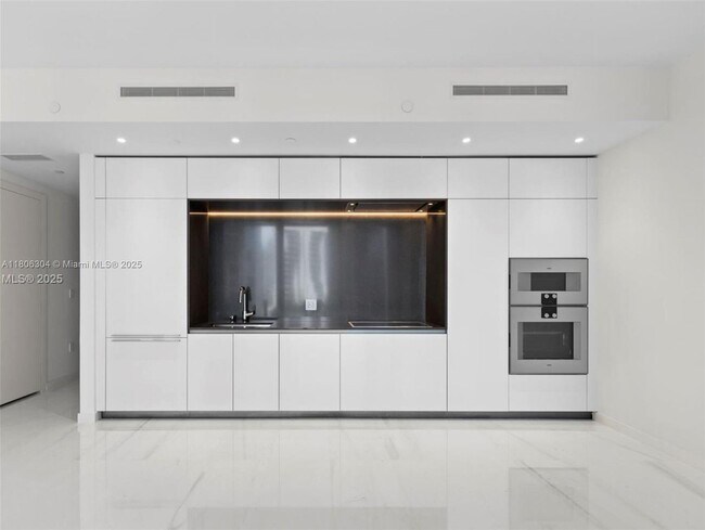 Building Photo - 300 Biscayne Blvd Way