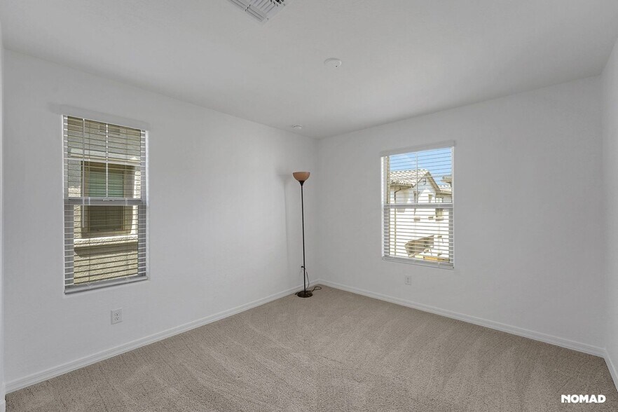 Building Photo - 1218 W Sparrow Dr