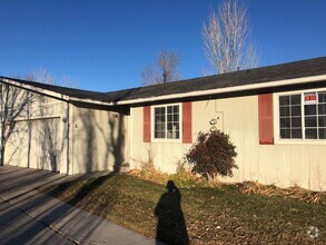 Building Photo - Light and Bright Three Bedroom Two Bath Du...