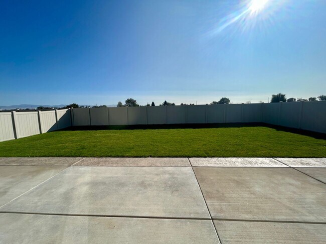 Building Photo - Luxury 3 Bedroom, 2 Bath Home with Granite Kitchen & Fenced Yard