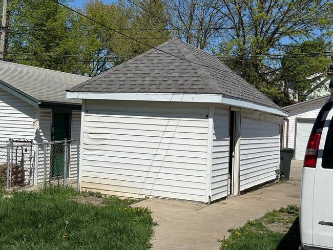 Building Photo - West Allis 3 bedroom house.