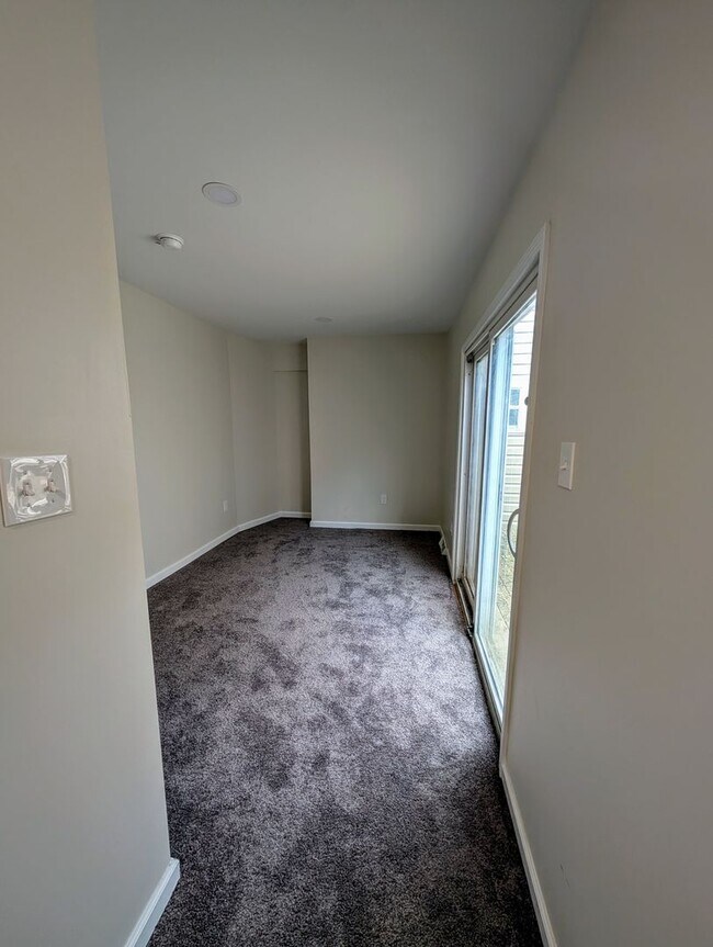 Building Photo - Large 3 Bedroom on a quiet street with Off Street Parking