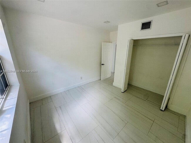 Building Photo - 516 Lavilla Dr