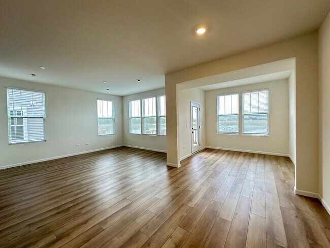 Building Photo - 5955 Hawkweed Dr