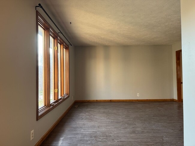 Building Photo - Spacious Harvey Oaks 4-bedroom home with classic charm and modern updates