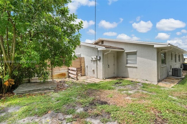 Building Photo - 3317 NE Jeannette Dr