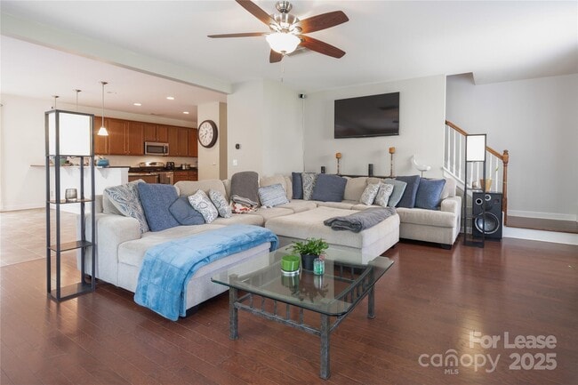 Building Photo - 4938 El Molino Dr