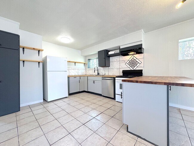 Building Photo - Central El Paso 2bed/1.5bath REFRIG A/C!