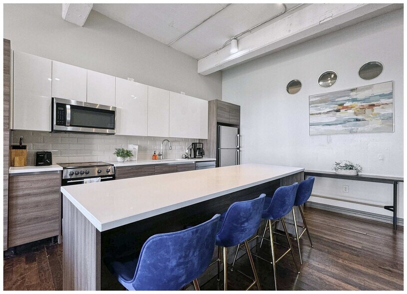 Building Photo - 555 Evergreen St