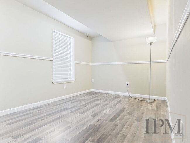 Building Photo - Newly Renovated!  3 bedrooms, 2 full baths...