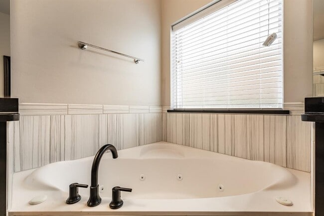 Building Photo - 210 Sonora Ln