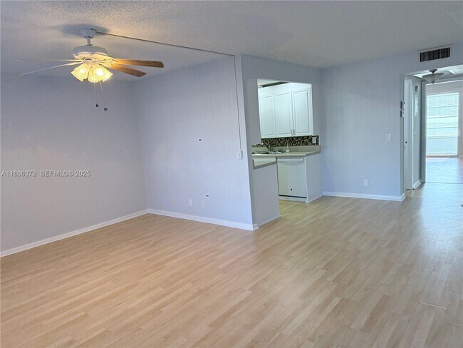 Building Photo - 1072 Cornwall D