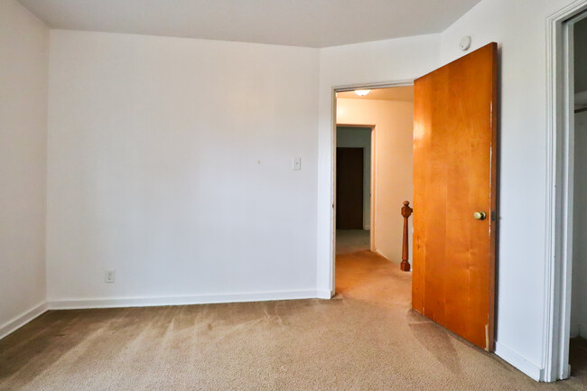 Building Photo - 831 N Raynor Ave