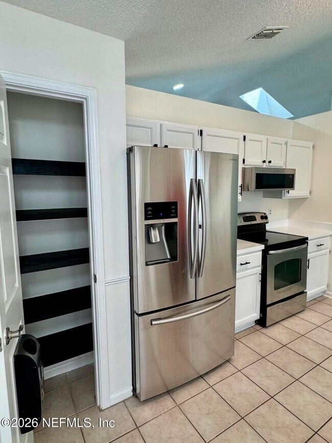 Building Photo - 8250 Lakemont Dr